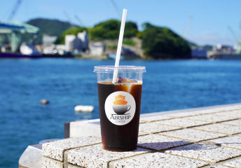 海岸のコンクリートの上に置かれたコーヒー